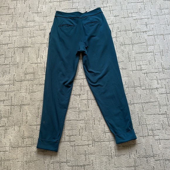 Lululemon EARLY ISSUE Jet Crop, size 2, Alberta Lake, Luon, Cuffs - Picture 4 of 9